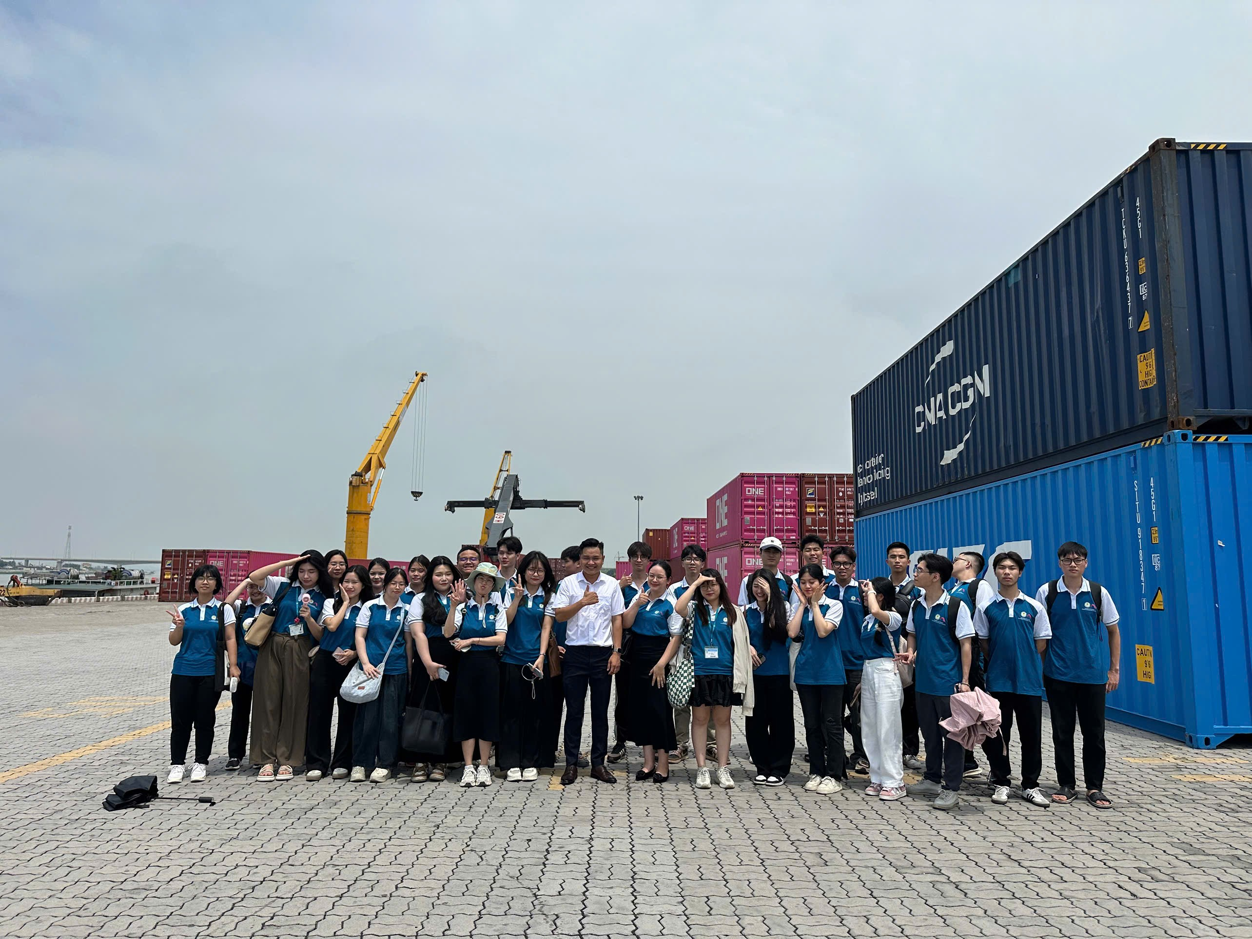 Từ giảng đường đến cảng cạn: Trải nghiệm hoạt động logistics sống động tại ICD Tân Cảng Quế Võ – Bắc Ninh của sinh viên chuyên ngành hải quan và logistics 60.06