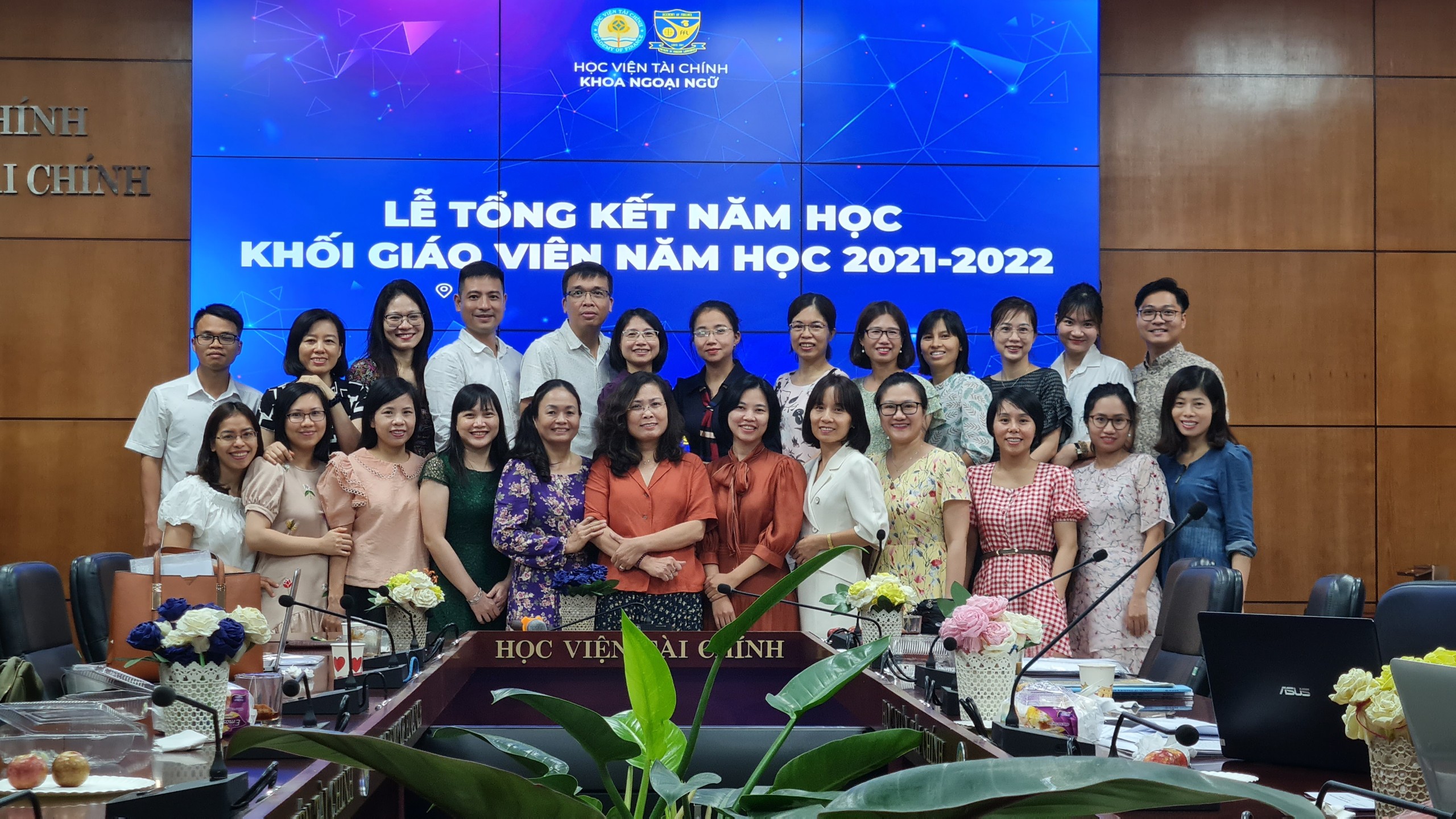Tổng kết khoa và Hội nghị công chức, viên chức năm học 2021 - 2022 Khoa Ngoại Ngữ